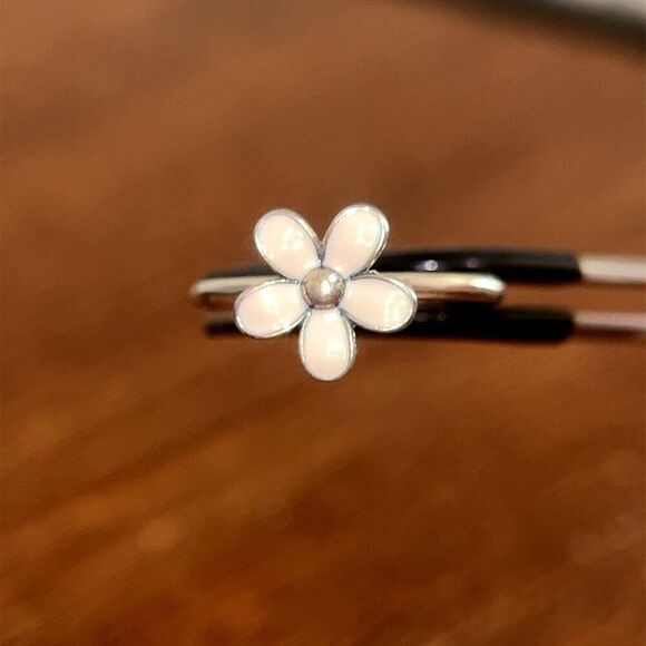 Pandora Flower Ring - Picture 4 of 11